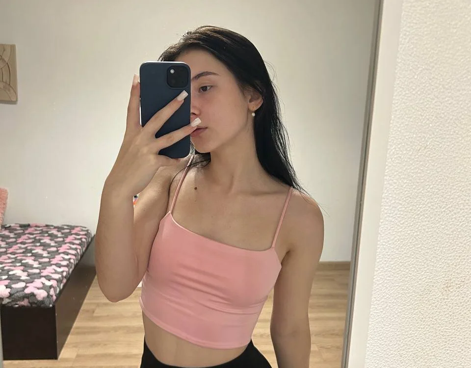 No.31 on Hottest Cam Models Online Right Now — EvaHearts — 2026-06-18 23:15 UTC