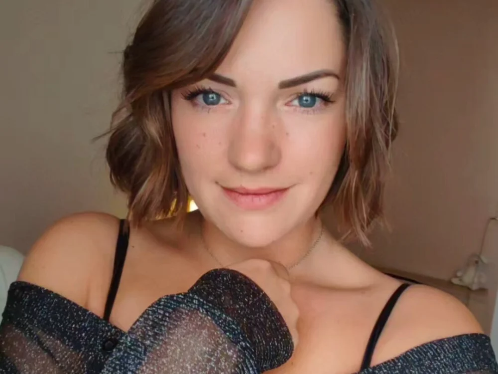 Laetii-Bee is No.38 on Rising Cam Models Today (2026-10-19 23:45 UTC)