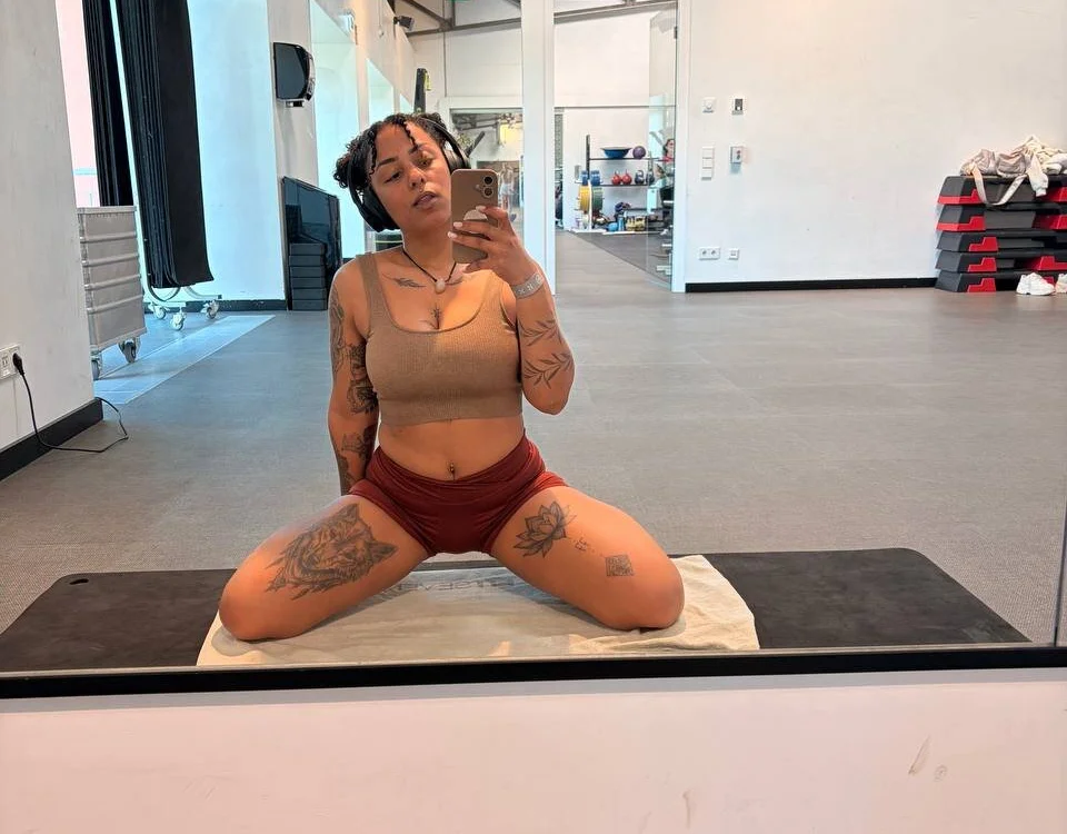 No.19 on Top Cam Girls by Peak Viewers Today — SweetPetiteNoir — 2026-06-23 21:45 UTC