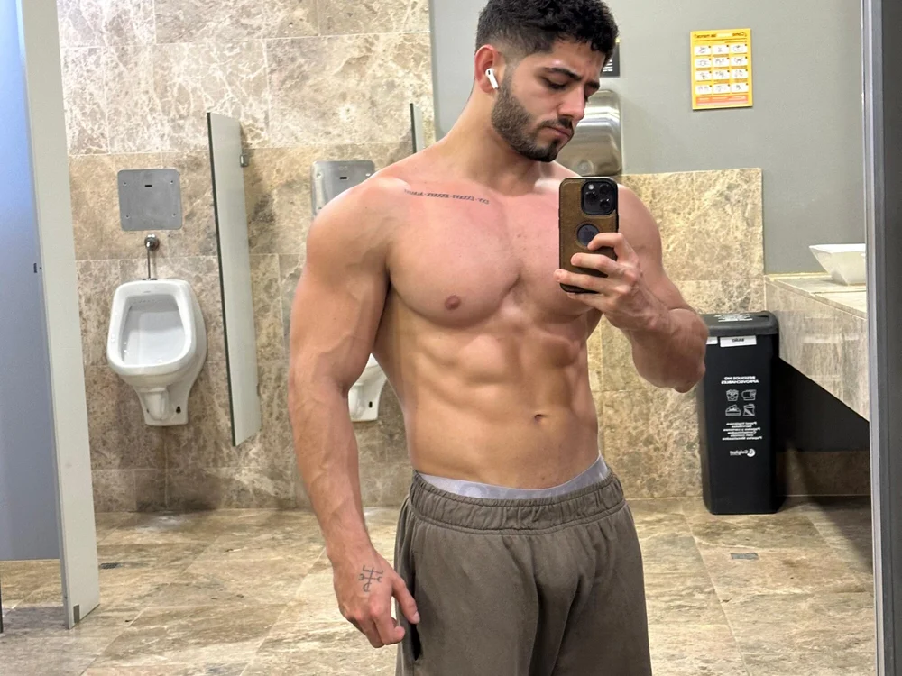 Thiago_moretti is No.27 on Top Cam Models This Week (2026-10-26 02:15 UTC)
