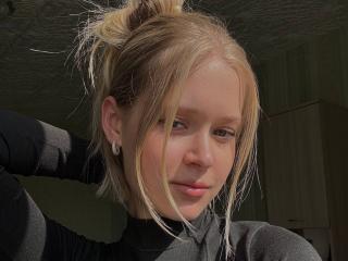 No.59 on Top Cam Girls by Time Slot Today — LillianaWhang — 2026-06-17 12:15 UTC